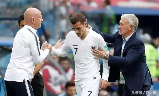 法国队2018夺冠拿大力神杯,2018世界杯法国举起大力神杯