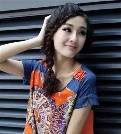 一款附有知性女神气质的编发教程,减龄好看的侧编发教学简单好上手