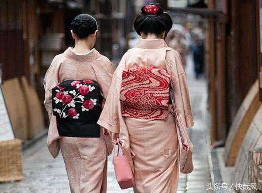 为何日本女人背个“小枕头”，武士则背个大包袱？