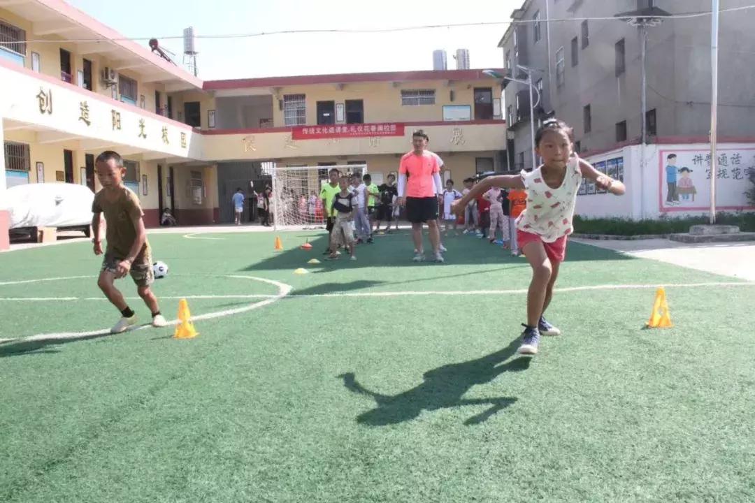 世界杯结束了，这位村小校长和他的孩子们的足球梦，才刚刚开始