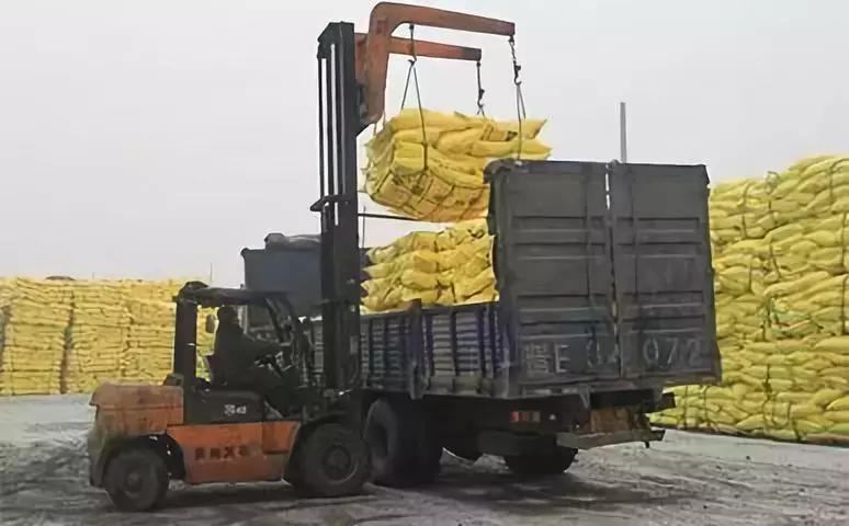 刚出厂的肥料就结块了是什么情况,肥料尿素结块怎么处理