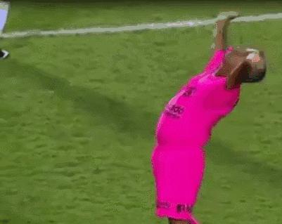 粉粉的裁判举止夸张，笑点满满，然而他却承受着巨大的委屈