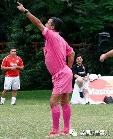 粉粉的裁判举止夸张，笑点满满，然而他却承受着巨大的委屈