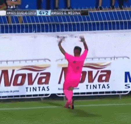 粉粉的裁判举止夸张，笑点满满，然而他却承受着巨大的委屈