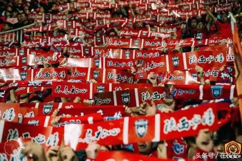 真球迷！西安64岁阿姨不跳广场舞狂热看球20年