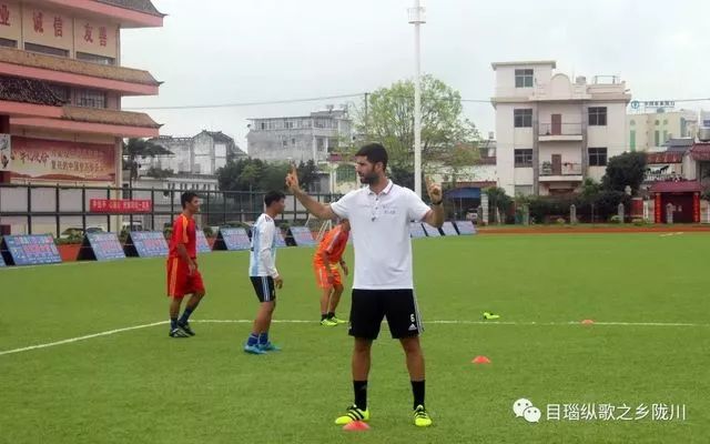 爱心善举，托起了足球梦