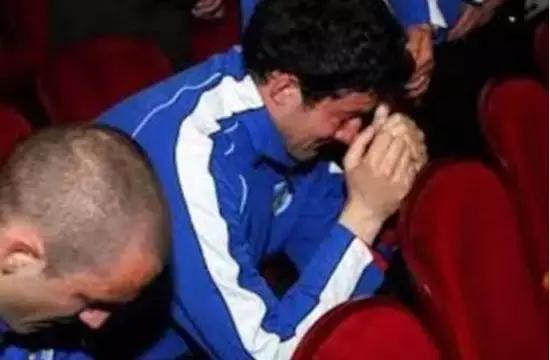 克罗地亚人脱下衣服震惊网友：哪有什么奇迹，只有普通人含泪奔跑