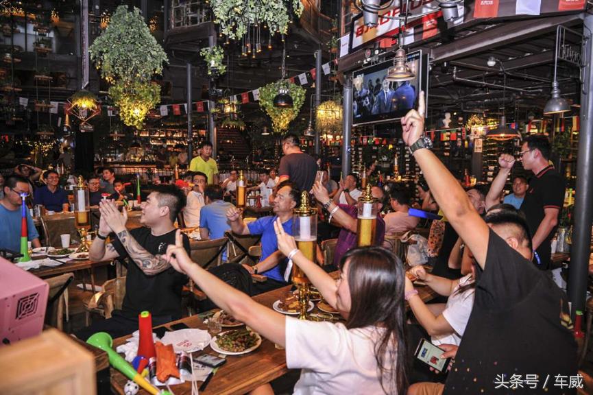 喝啤酒一起看世界杯,喝啤酒看世界杯视频