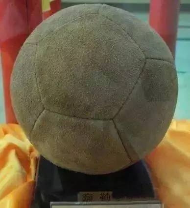 古时候的足球外皮是用什么做的,30年前足球的制作过程