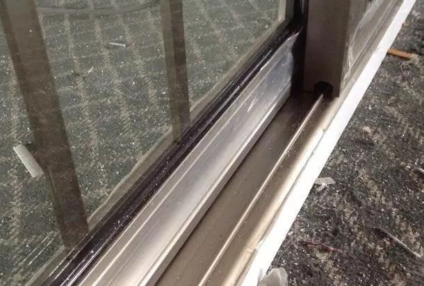 推拉门滑轮坏了怎么卸下推拉门,推拉门怎样安装不掉道