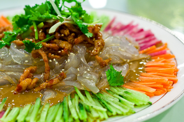 老东北美食五彩大拉皮凉拌做法,老东北美食东北大拉皮的正宗做法