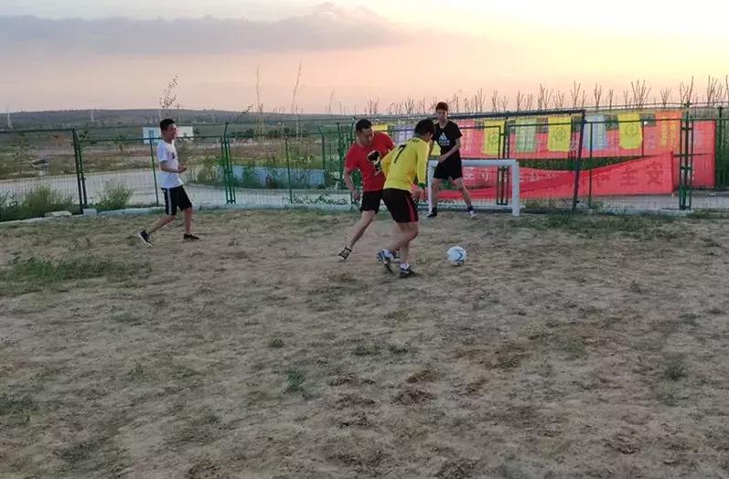 从俄罗斯到大院东，爱足球，不分时空！一群小哥哥们自己动手开辟足球场