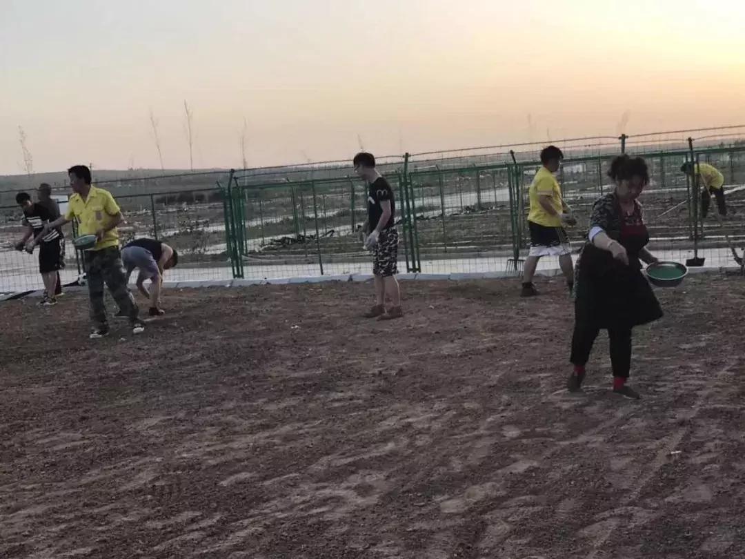 从俄罗斯到大院东，爱足球，不分时空！一群小哥哥们自己动手开辟足球场