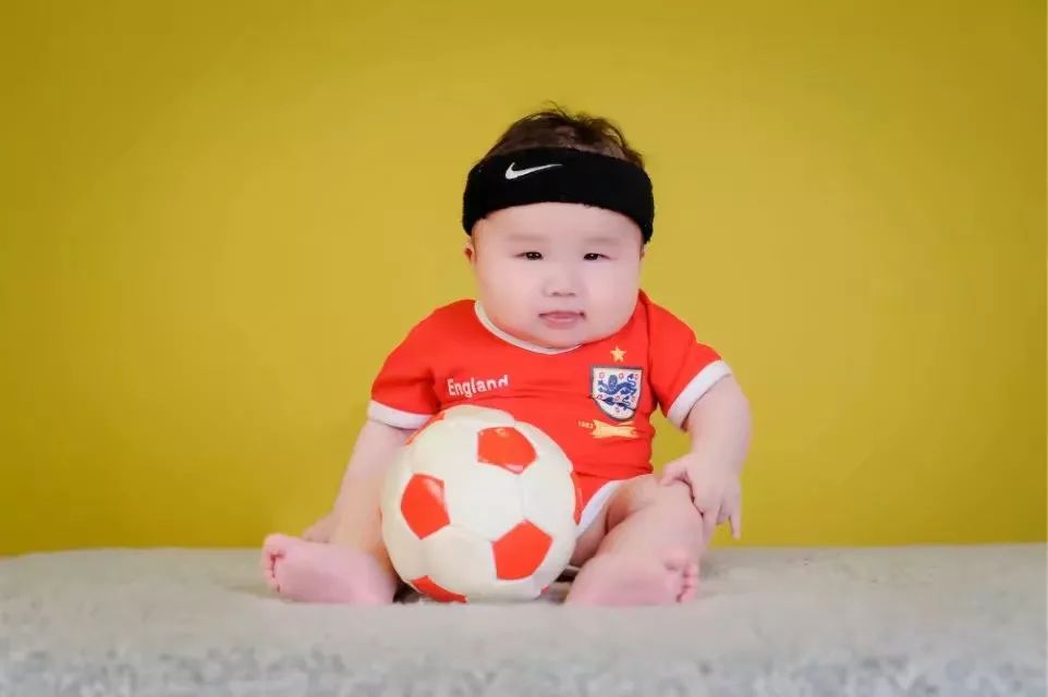 发宝贝踢足球照片的朋友圈,孩子踢足球得奖发朋友圈