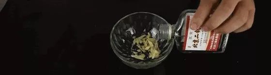 手上长小水泡需不需要把它挑破,夏天手上起小水泡吃什么中药治疗