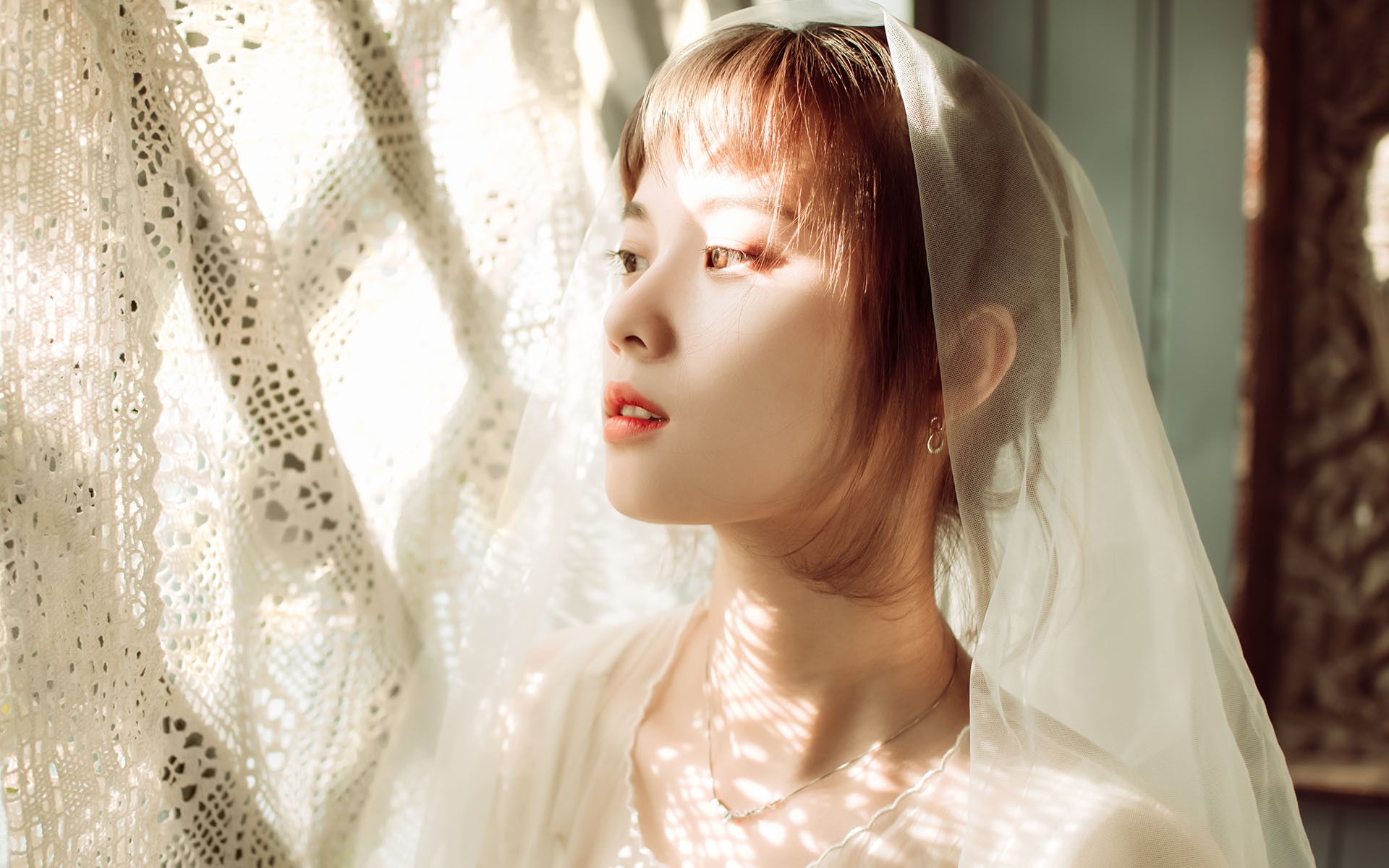 “爹地，我和妈咪好想你！”“来，爹地亲一个！”