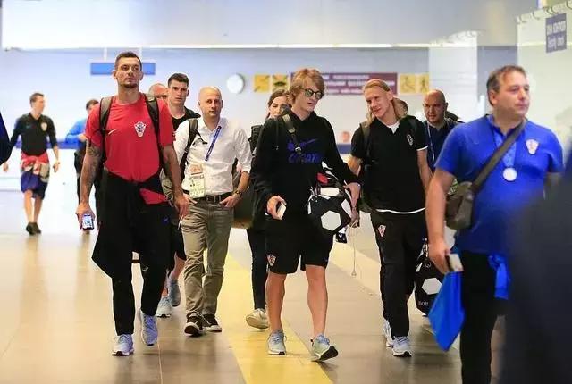 战机护航直播,克罗地亚首都数万球迷狂欢庆祝