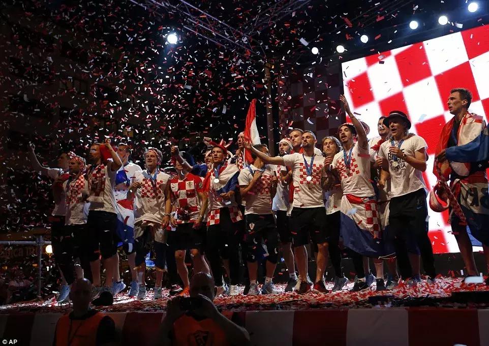 战机护航直播,克罗地亚首都数万球迷狂欢庆祝