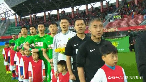 为什么球员进场牵小孩,球员为什么牵着球童