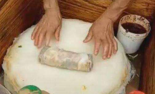 大妈街头摆摊卖冰凉小吃,大妈特色小吃生意