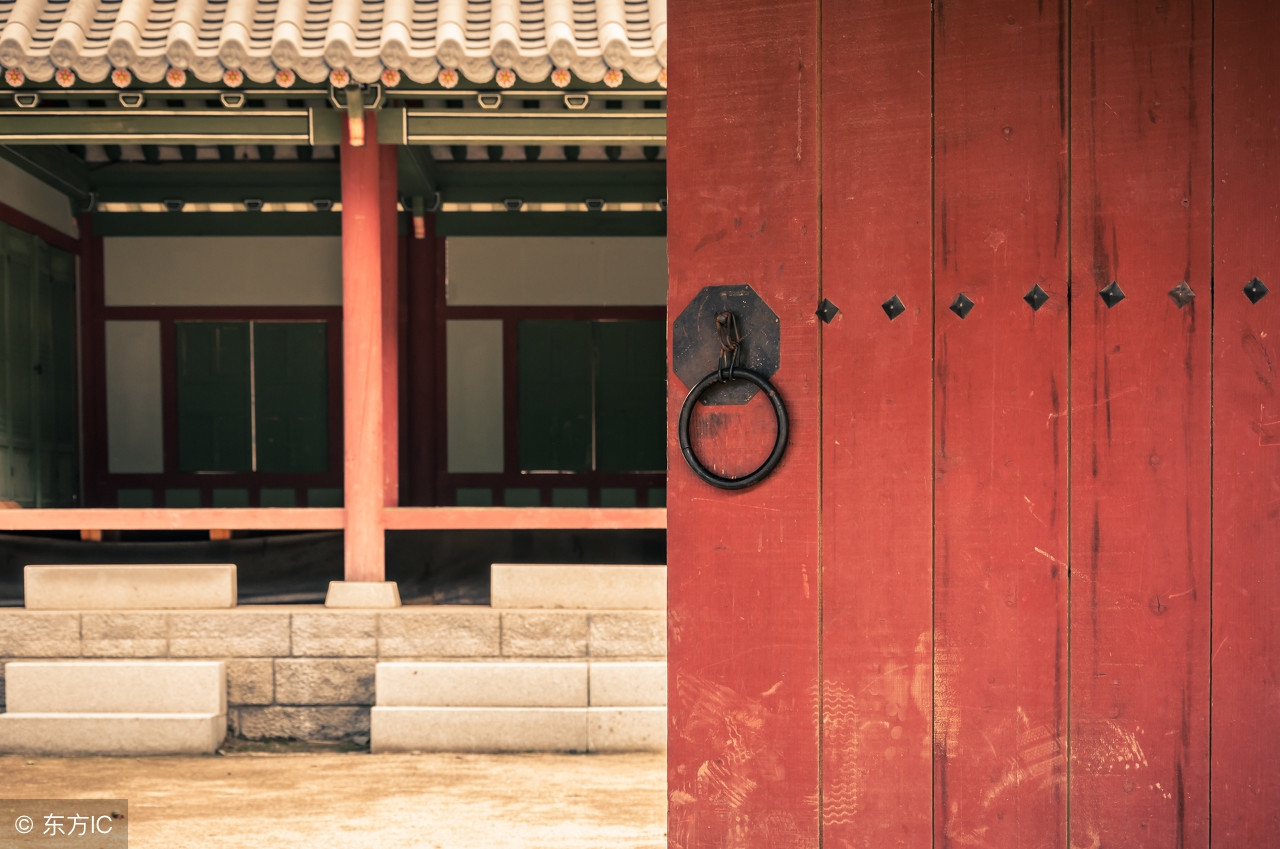 农村大门定乾坤,村口奶奶讲八卦