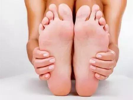 中药泡醋治脚气,脚气用醋加哪几种中药来泡