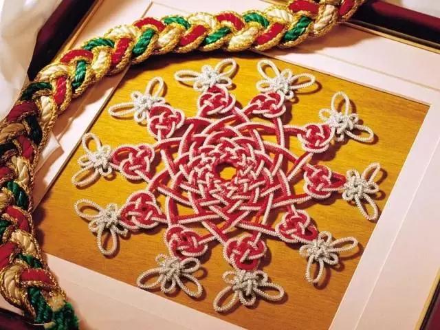 中国结是中国的一种传统而典型,中国结的样式和寓意