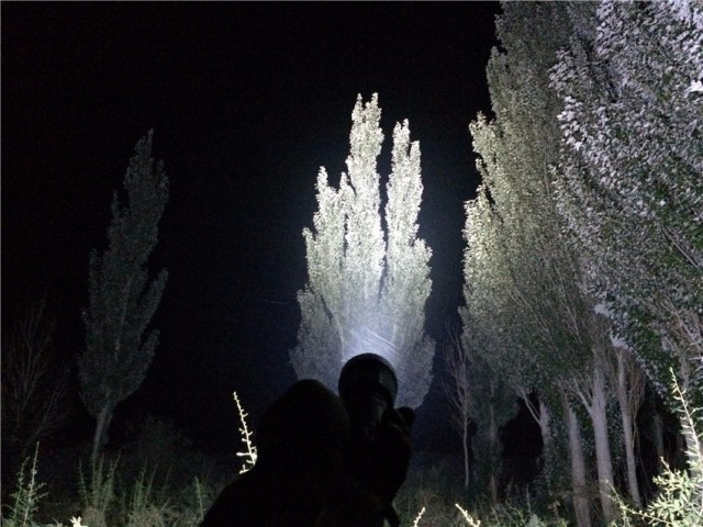 一射就是一大片，务本A214200流明直充强光手电实测