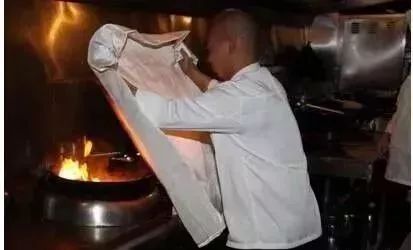 厨房起火正确的处理步骤,厨房着火了怎么办用什么灭掉