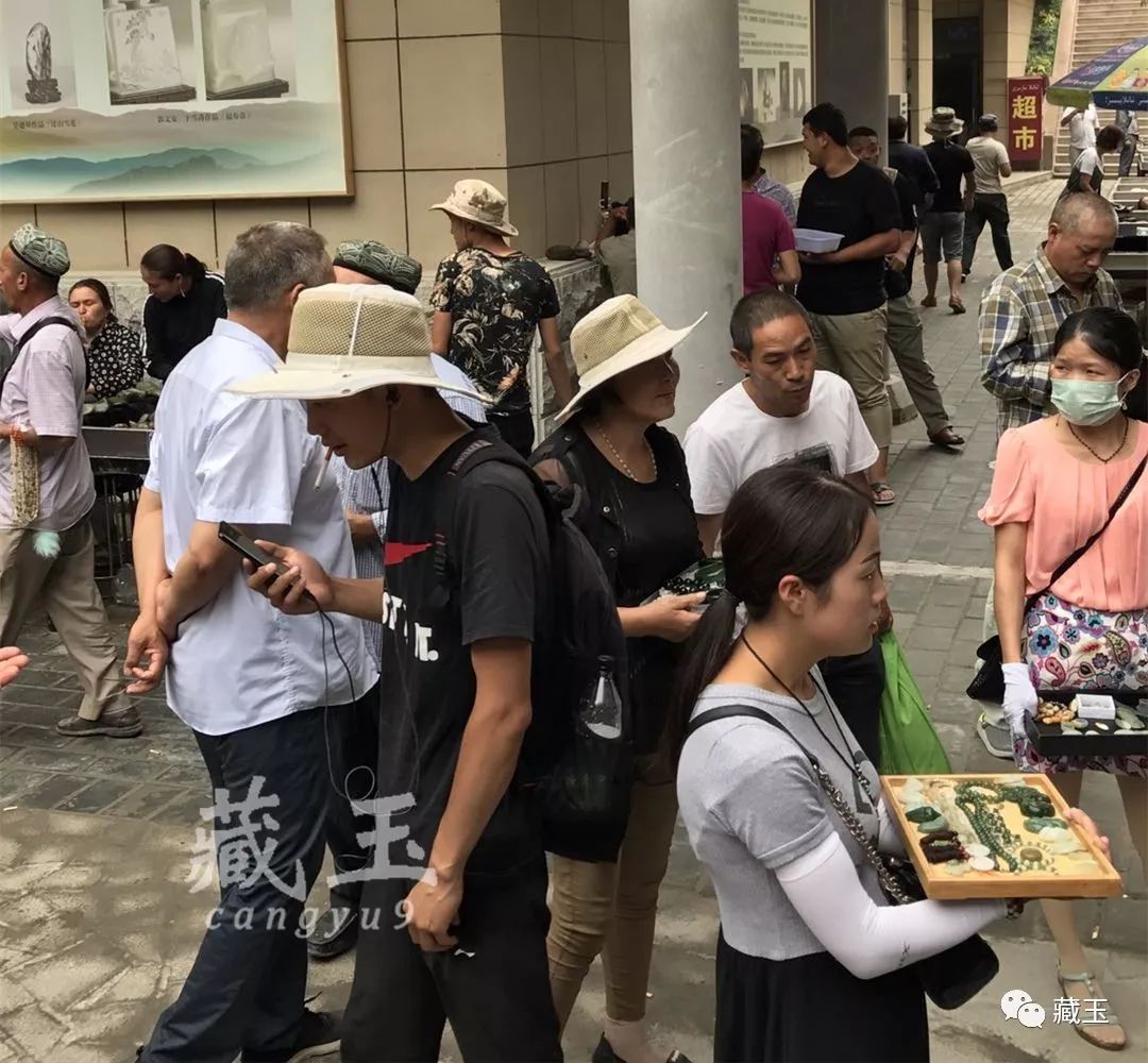 18个雕件45万！我在手机上看了一场和田玉的直播……