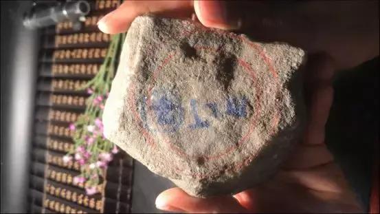 水翻砂紫罗兰翡翠原石,会卡翡翠原石脱沙料