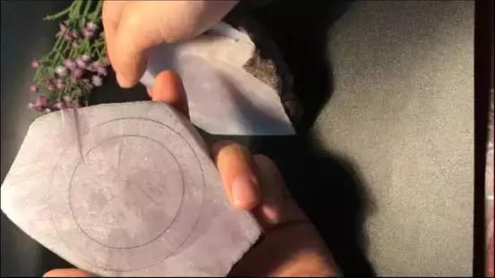 水翻砂紫罗兰翡翠原石,会卡翡翠原石脱沙料