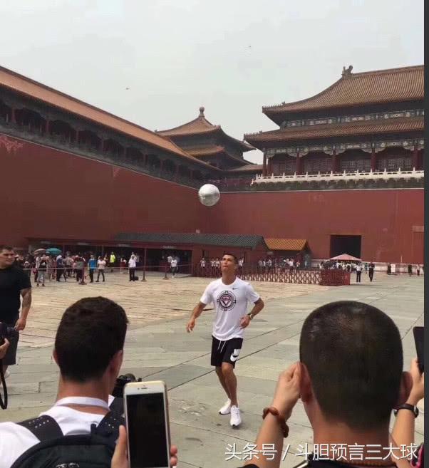 c罗故宫行照片,c罗亮相仪式颠球