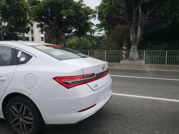 新款比亚迪秦实车曝光,2023款全新比亚迪秦白色上市了吗