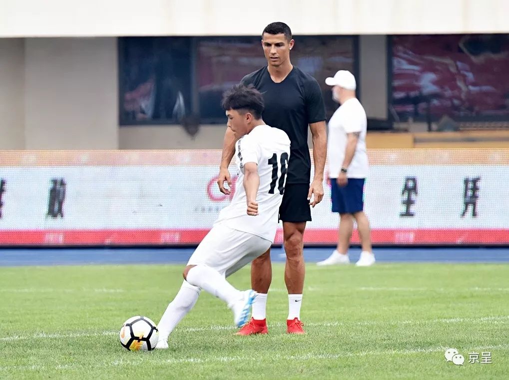 球迷冲入球场拥抱c罗击掌,小球童和c罗击掌后的反应