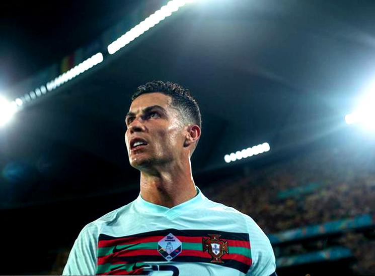 36岁3亿粉丝C罗憾别欧洲杯？扔​袖标拍卖64000欧元救助6个月婴儿