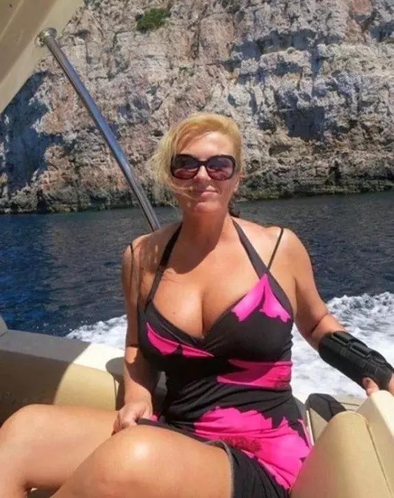 克罗地亚女总统抢镜,克罗地亚女总统早期泳装秀