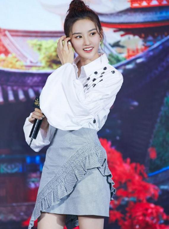 宋祖儿机场清纯甜美少女穿搭照片,宋祖儿最新穿衣打扮