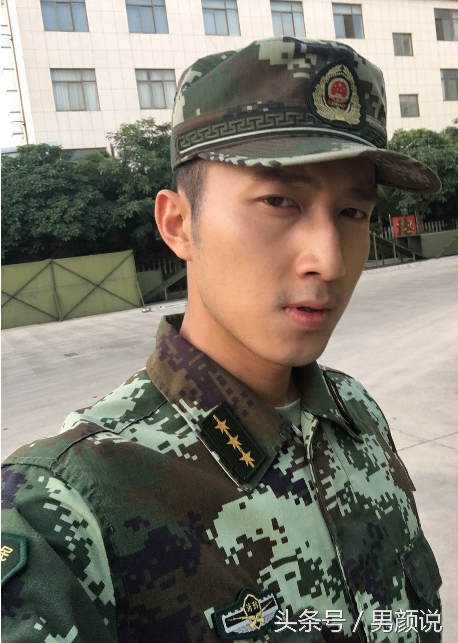 你们说现在的男艺人太阴柔，那这位肌肉帅哥怎么样？