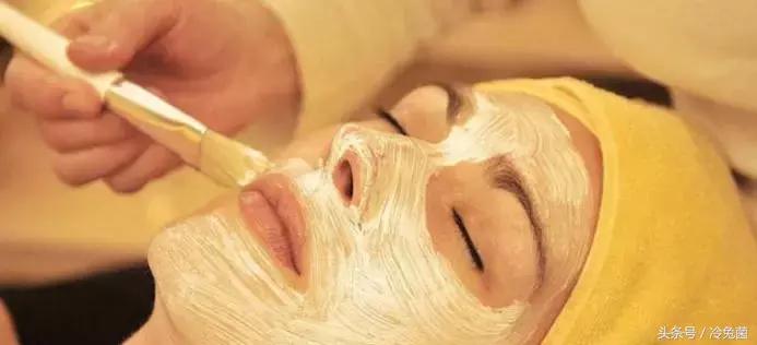 夏天脸部干燥起皮？这4件事一定要做好，让皮肤水嫩起来