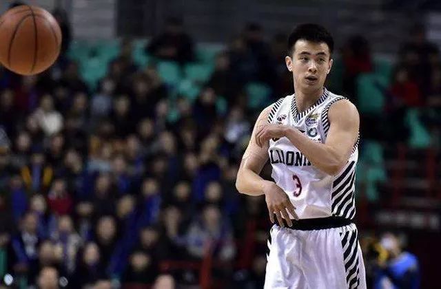 想成为足球高手怎么练球,足球边线快速带球有人紧逼