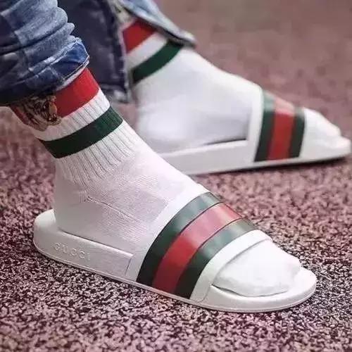 夏天鞋子可以当拖鞋穿的,可以当拖鞋也可以当板鞋穿