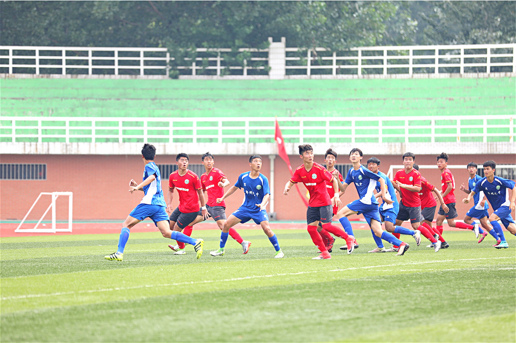 一刻镜头下的校园足球“德比之战”