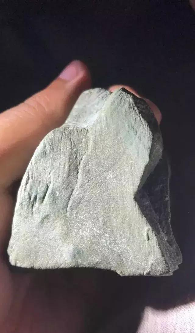 什么样的翡翠原石容易出极品高货,什么样的翡翠原石出冰种