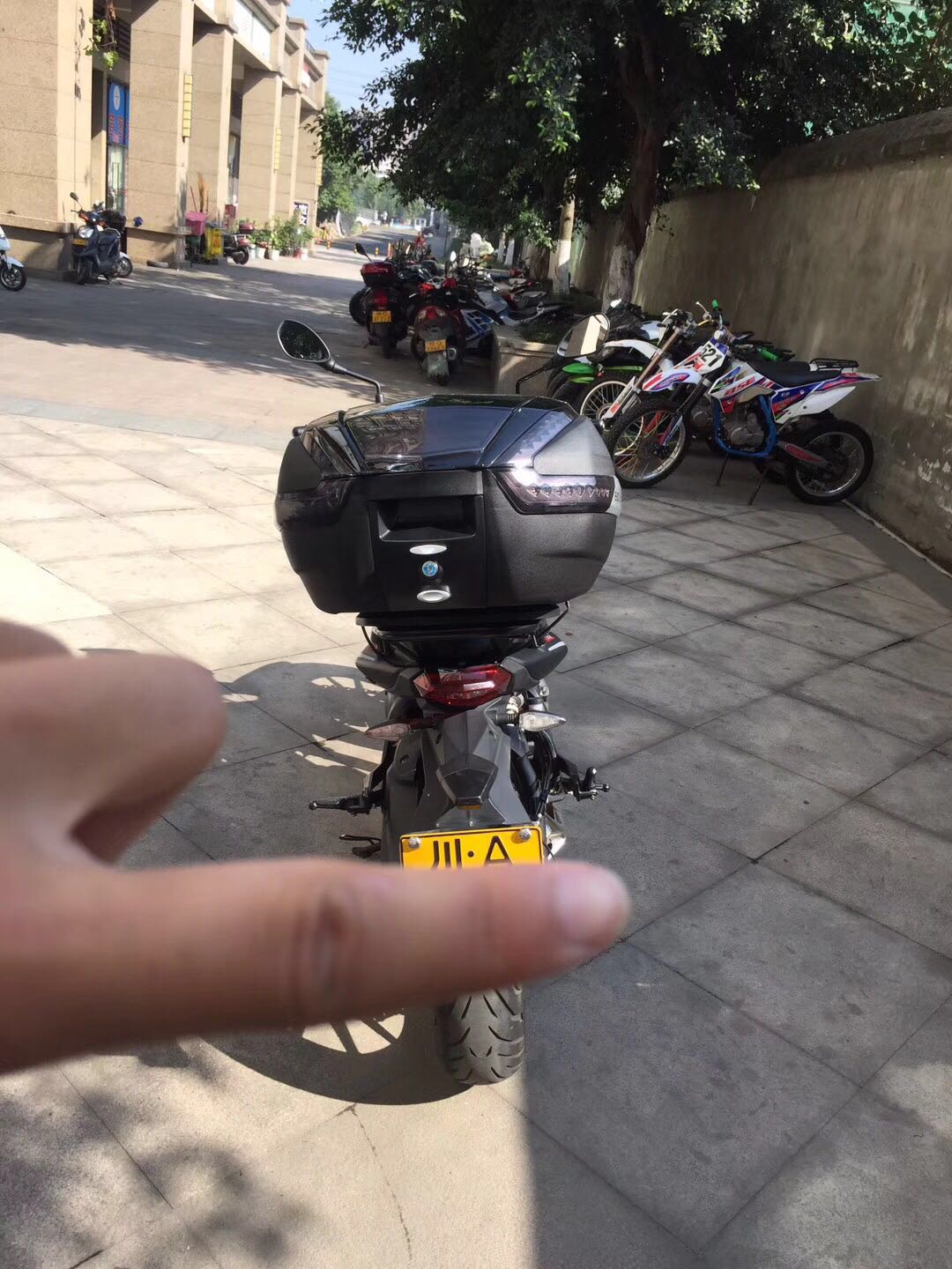 贝纳利黄龙300abs是什么,贝纳利bj250-18二手三箱