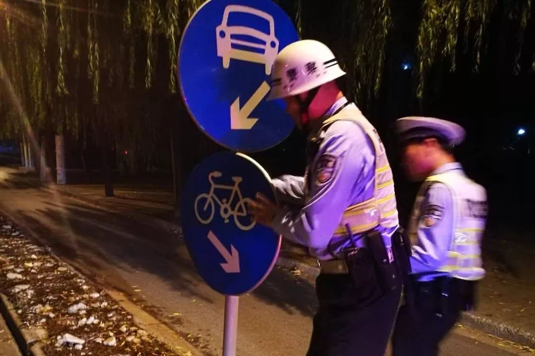 面对台风我们严阵以待,迎战台风交警巡逻