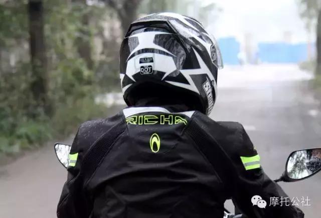 夏天雨天适合骑摩托车吗,新手雨天骑摩托车注意事项