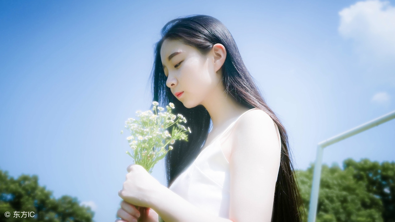 护士看着被鲜血染红的裤子:“不好,宋小姐动了胎气,出血了……”