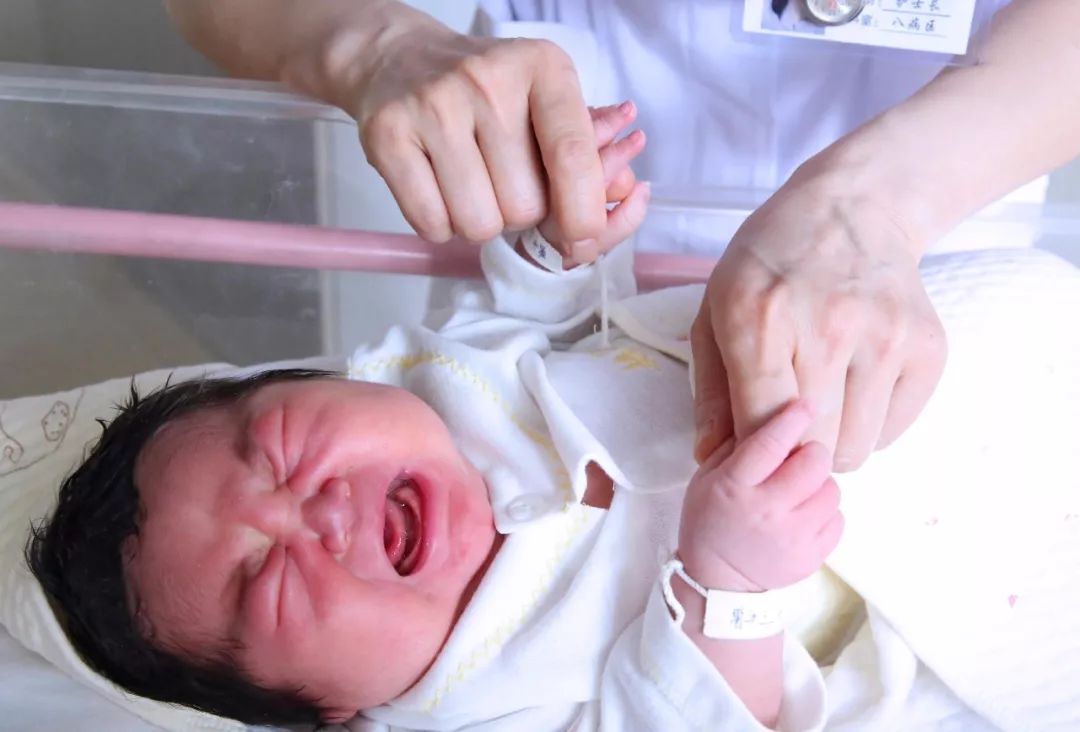 11斤巨婴宝宝,一产妇诞下11.6斤巨婴