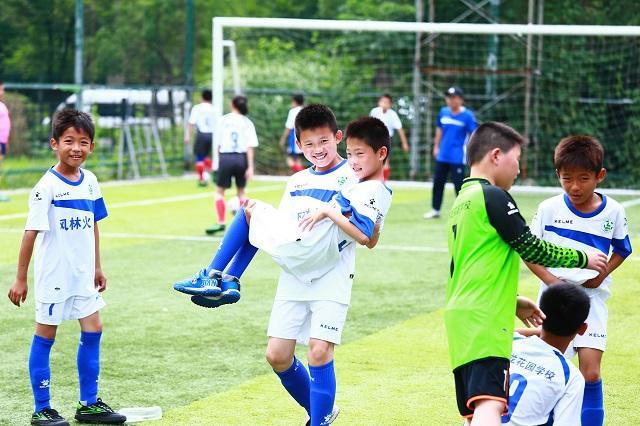 脚踏实地足球,智慧足球丰富足球文化